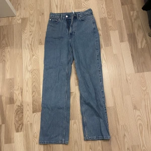 Blå Jeans - Skit snygga jeans från weekday, tyvärr förstora för mig jag är 165. Använda en gång. Jätte bra skick.