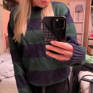 Randig stickad tröja från Brandy Melville - Säljer denna supersköna stickade tröja från Brandy Melville. Kommer ej till användning och endast använd fåtal gånger💖