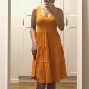 Sommarklänning - Klänning från Lindex i mycket fin skick. Fin till sommaren🤗. Jag är 154 cm lång. 
