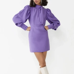 Klänning & Other Stories (oanvänd) - Helt ny klänning med lapparna kvar från & Other Stories i storlek 36. Nypris: 990kr