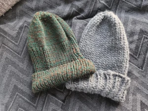 Mössor  - Grovstickade mössor Fint skick  30 kr st