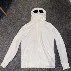 Cp Company Zip Hoddie  - Tja, Säljer denna Cp Company tröja i toppen skick, använt den sparsamt och få gånger. Cond (9/10). Hör av dig vi frågor osv.//Alexander