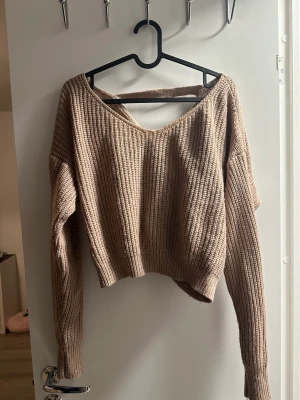 Stickad tröja - Stickad tröja med pärlor i ryggen