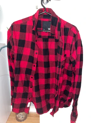 Skjorta  - Två Flanellskjortor  Storlek: Medium Styck: 30kr Paket: 50kr