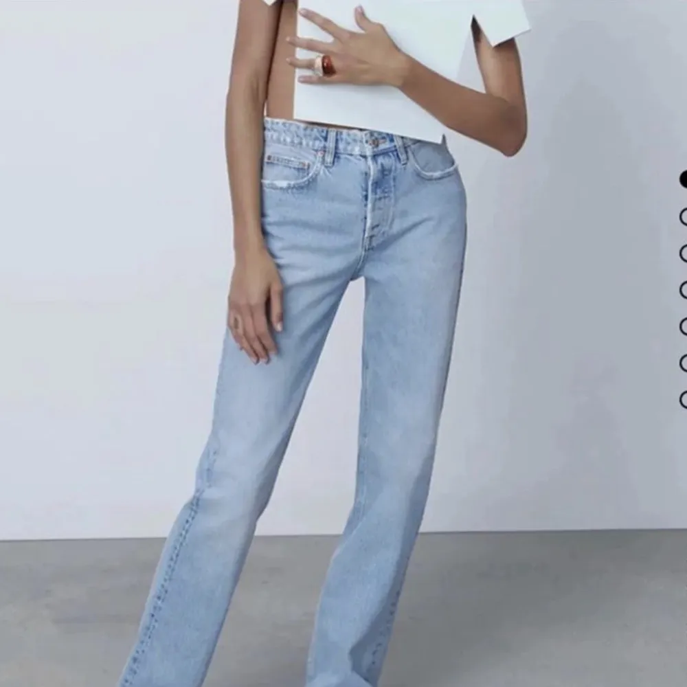 Säljer mina mid rise straight leg jeans från Zara!!❤️ i bra skick. Jeans & Byxor.