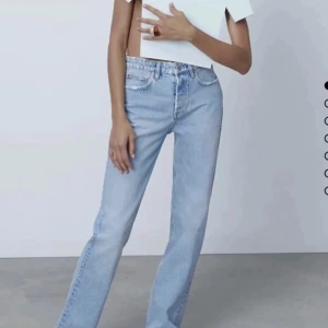 Zara jeans - Säljer mina mid rise straight leg jeans från Zara!!❤️ i bra skick