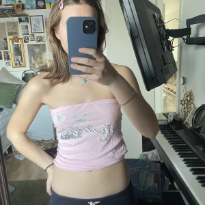 Vintage topp - Supersöt rosa vintagetopp🤩 jag har använt den som en bandå topp men det är egentligen ett linne☺️