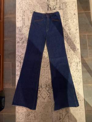 UNDERBARA äkta vintage utsvängda jeans från 70-talet! Står som 26-11-1973. Gjorde i Italien med storlek 44, förmodligen XS. Önskade så jag kunde använde dem själv men aldeles för små. Fint skick och fina detaljer! 👖🌟🪩 OBS!! Kolla min bio innan köp!