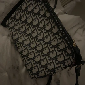 Väska  - Säljer Dior väska har 3 fickor mycket fin som vardagsväska får plats med mycket saker i även fast den inte är så stor