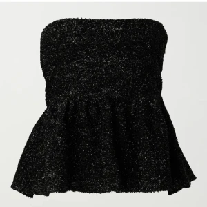 Glittrig Bandeau top, aldrig använd - Aldrig använd topp från Gina tricot. Köpte den i storlek L men har sytt in den till storlek S. Skriv vid fler frågor.  Klicka inte på köp direkt