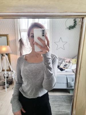 Blus  - Grå blus med öppen rygg och dragkedja Fint skick 