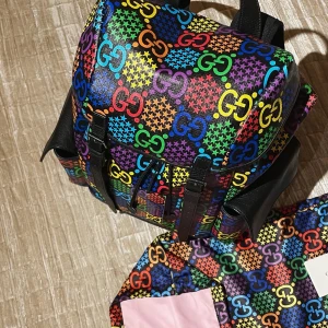 Gucci väska - Gucci Psychedelic Leather Backpack  Condition:Nyskick Everything OG is included  retail:25000kr