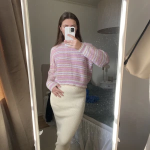 Färglagd stickad tröja - Säljer denna fina stickade tröjan, älskar dessa färgerna tillsammans😍 Så himla fin till vår/sommar🫶🏼 köparen står för frakten som kostar 66kr!