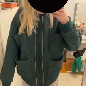 Jacka  - Säljer denna coola gröna Carin Wester jackan då jag inte använder den tyvär 