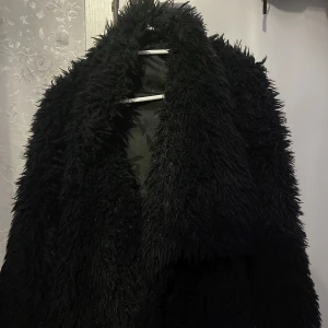 Fejk pläs jacka  - Inga fläckar och knappt använd står ingen storlek på den men skulle gissa medium med tanke hur den passar på mig frakt 60kr