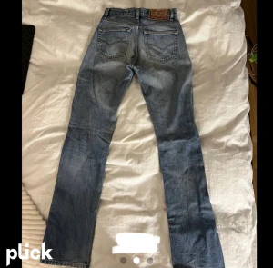 Diesel jeans - Midwaist dieseljeans med snygg wash, bra kvalité utan fläckar eller andra defekter💗Köpta här på plick men säljer då de är lite små i midjan. Bilderna är från förra säljaren. Måtten är midja 70cm & innerben 108. Ställ gärna frågor!