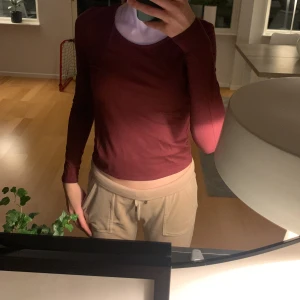 Tröja - En vinröd tröja som är i jättebra skick och aldrig använd❤️