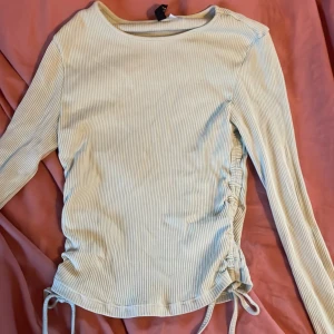 Tröja - Mint grön tröja med snörning längst sidorna! Använd fåtal gånger.