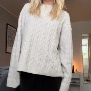 Stickad tröja  - Säljer nu denna kabelstickade tröjan som är så mysig och snygg nu i vinter! Grå/beige färg, jättefint skick utan defekter, skriv vid minsta intresse❤️