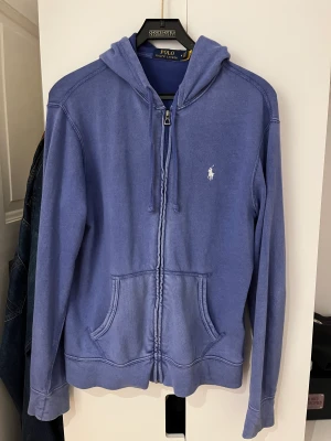 Ralph Lauren hoodie - Säljer då jag inte använder den längre, bra skick o endast använd fåtal ggr. Skick 8/10, nypris 1300, pris kan diskutera vid snabb affär