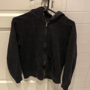 Zip hoodie  - Snygg och bekväm zip hoodie i strl L men passar mer M 