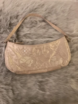 Hm axelväska  - Säljer denna fina h&m väska🤍Hör jättegärna av dig om du gillar den✨