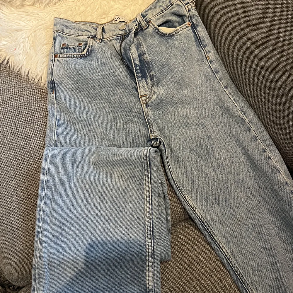 Säljer dessa jeans från zara. Endast använda 1 gång så skicket är som nytt! Stolek S. Jeans & Byxor.