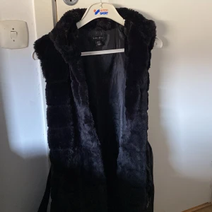 Väst - Svart pälsväst (fejk päls)