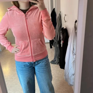 Zip up Hoodie - En zip up hoodie från Cubus💞 Den är inte lika len i materialet som innan, och den har fått fläckar (se andra bilden) på högra fickan💕 säljer den pga den är för liten💞 Köparen står för frakten🚚 Jag står inte för postens slarv📦