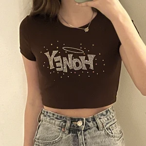 Topp - Säljer denna fina toppen från shein. Fick den som present men har aldrig gått till användning så i ny skick. Det står att den är i storlek 152 men passar mig hyfsat som har S. 