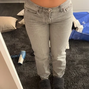 Gråa lågmidjade jeans  - Supersnygga gråa jeans som är lågmidjade! Säljer då de tyvärr blivit förmå på mig. Nypris 500 kr