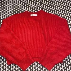 Säljer min stickade tröja från zara❤️Jag säljer den för att röd inte riktigt är min färg❤️den är i bra skick