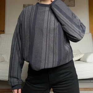 Randig tröja - Säljer denna coola tröja i storlek M, med supermjukt och gosigt innertyg❤️