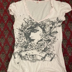 T-shirt  - Svin cool t-shirt med coolt tryck på från märket eve  Älskar så mycket med diggar inte råsa mer 💕