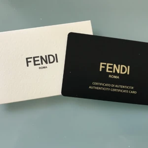 Supersnygga Fendi solglasögon - Äkta Fendi glasögon med äkthetsintyg!  Utan repor eller skråmor.  Skickas med REK eller möts upp i Göteborg.  Nypris 3600 kr. 