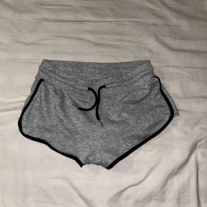 shorts - sportiga mjukisshorts köpta på H&M i storlek xs (rätt så småa)💕använda men fortfarande i bra skick😊