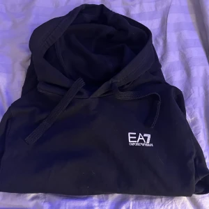 Armani hoodie  - Armani hoodie som kommer ej till användning i storlek s, ny pris 1200kr 