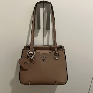 Guess väska - Beige/brun väska från Guess. Ny skick. Endast använd ett par gånger.