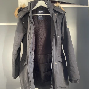 Svea vinterparkas storlek Small, nyskick!  - Vinterparkas från Svea i storlek Small. Dragsko i midjan, fyra fickor fram med fleece i sig, Teddy foder inuti vid rygg, Svea logga på bröst och ena armen. Jackan går över rumpan. Otroligt varm och skön! Skicket är nästintill nyskick. 