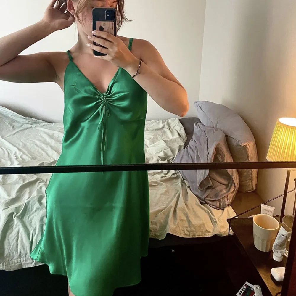 En grön klänning från BikBok. Den äf i str xl men köpte den i stor storlek för att den inte skulle sitta tight, har str s i vanliga fall. 🤍. Klänningar.