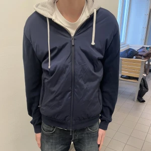 John Henric Cardigan  - Säljer John Henric cardigan i storlek M. Original pris 1200kr Skick:9/10 Kan bytas mot andra plagg!