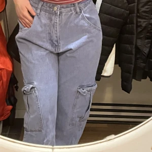 Cargo Jeans - Säljer dessa ljus blåa cargo jeans ifrån emmiol i storlek S, aldrig använda (för stora). Kan mötas upp i strägnäs annars står köparen för frakt!:)