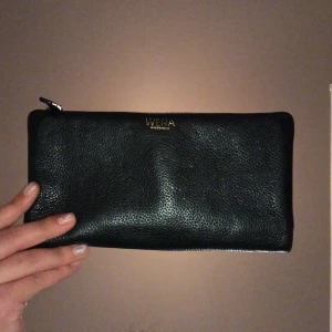 Plånbok - Svart plånbok från wera och köpt i Stockholm ! 🫶🏼