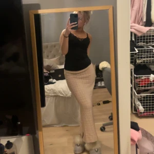 Lågmidjad stickad kjol - En super tunn lågmidjad stickad kjol som funkar både på sommarn men även vintern.