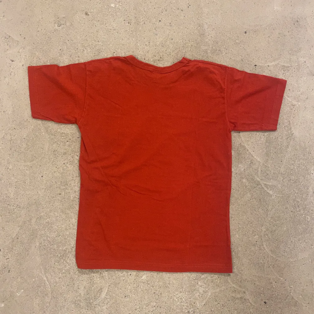 En vintage Billabong T-shirt i storlek S. T-shirten är i fint skick med inga skador eller fläckar. Vid fler frågor eller mått tveka inte att kontakta oss! . T-shirts.