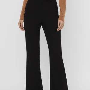  Kostymbyxor  -  jag ser dig på kostymbyxor på vero Moda på grund av att jag inte använder dem så mycket han inte om en gång. Dom är jätte fina men inte min stil jag köpte dom för 400 men säljer för 250. Stolek xs/30 passar folk mella 150 och 157. Dom är i helt nyt skick