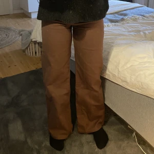 Bruna Jeans  - Bruna jeans från H&M. Inköpt 2022. Aldrig använda. Storlek 38.