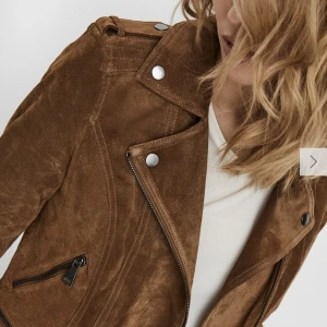 Brun mockajacka - Brun mockajacka från Vero Moda stl XS 100% läder Aldrig använd, hittar inget att anmärka på. 766:-