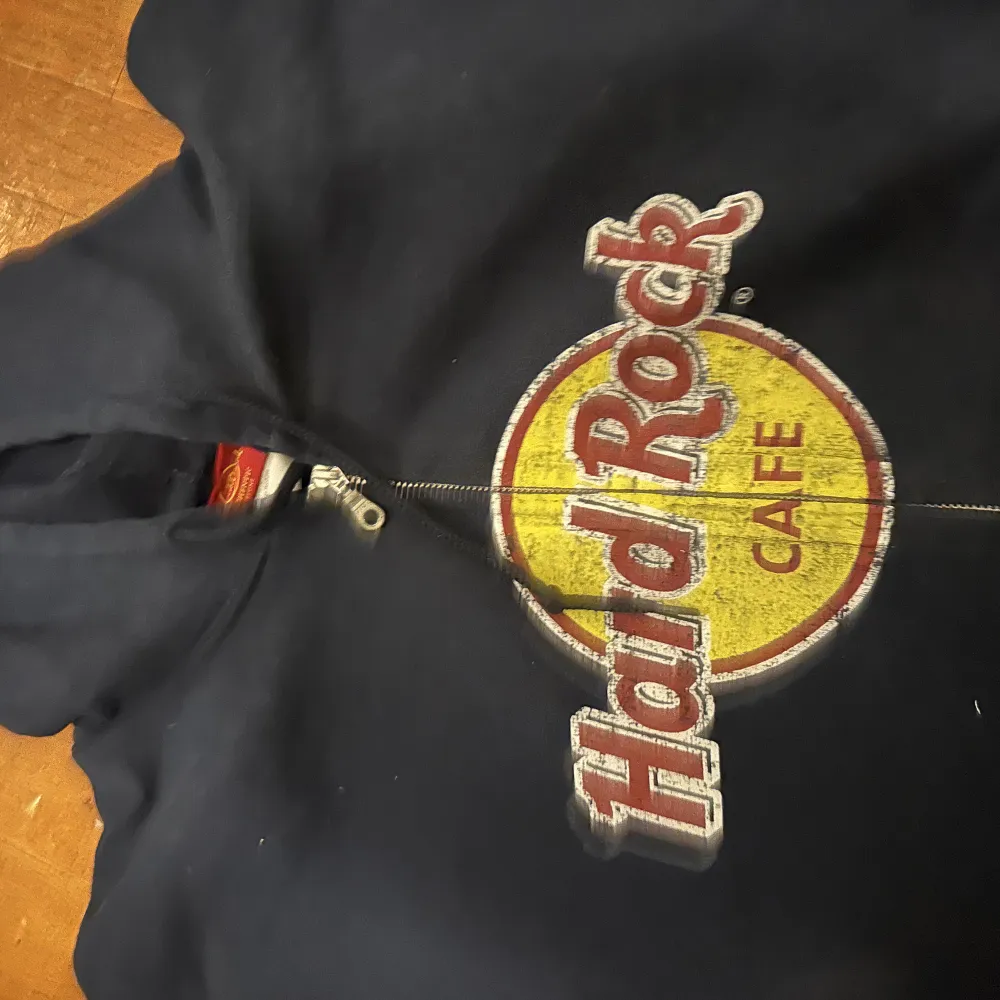 En fin hard rock café hoodie från Orlando , känns som en äldre modell med en sjukt najs boxy passform . Lite crack på printet. Tröjor & Koftor.