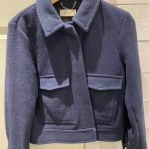 Kappa - Säljer denna skitsnygga kappa som är perfekt till våren från Esprit för jag inte använder den längre. En knappen har gått av men har kvar själva knappen och man får ocean med en extra!